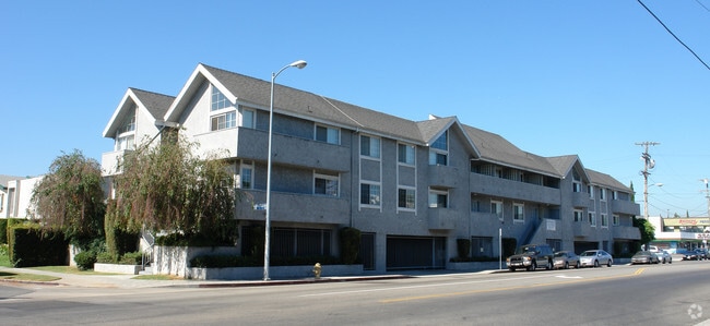 Building Photo - 13610 Moorpark St