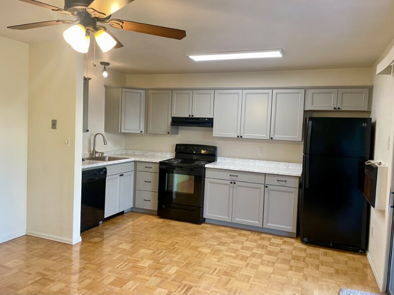 Building Photo - 3500 Rolling Green Dr