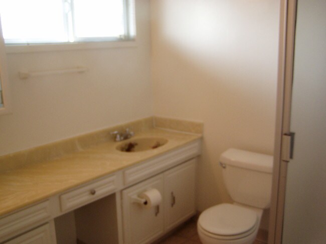 Building Photo - 10854 Reseda Blvd