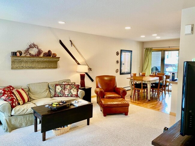 Primary Photo - 102 Sawyer Cir
