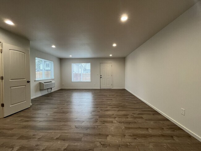 Building Photo - JDD2413