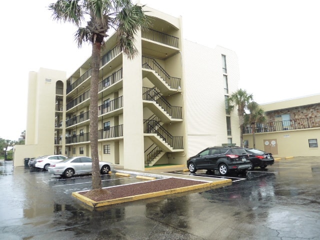 Building Photo - Updated 1 Bed 1 Bath Condo Across A1A from...