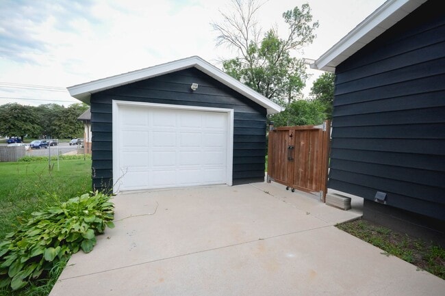 Building Photo - Ranch style home with incredible updates throughout!