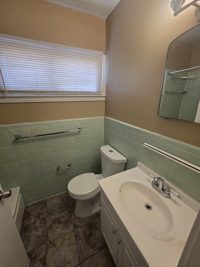Building Photo - 3 bed 1.5 bath home, large backyard!