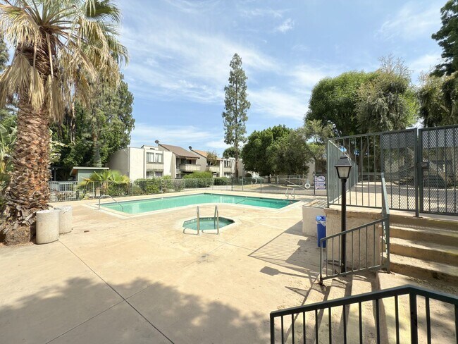 Building Photo - Spacious 3Bd/ 2Br in Canoga Park!