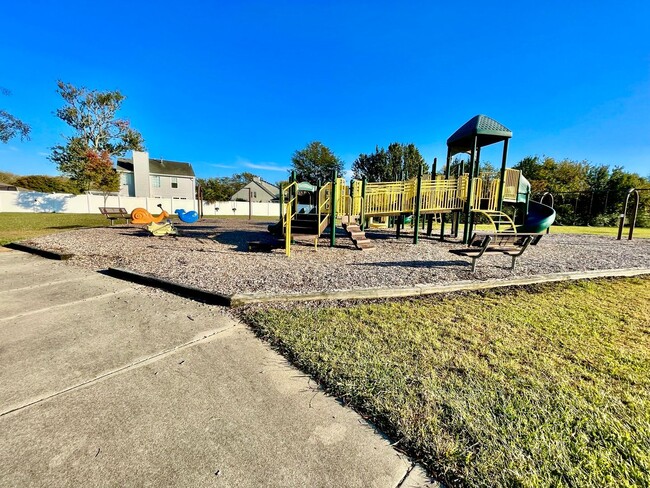 Building Photo - Ready 07-07-25!! Fantastic 4-Bedroom Home ...