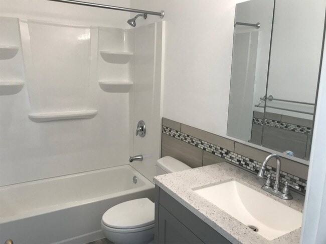 Building Photo - 6833 S Pine St