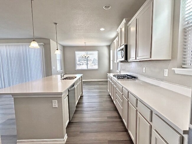 Building Photo - 5 Bedroom Home Close to Downtown Monument!!