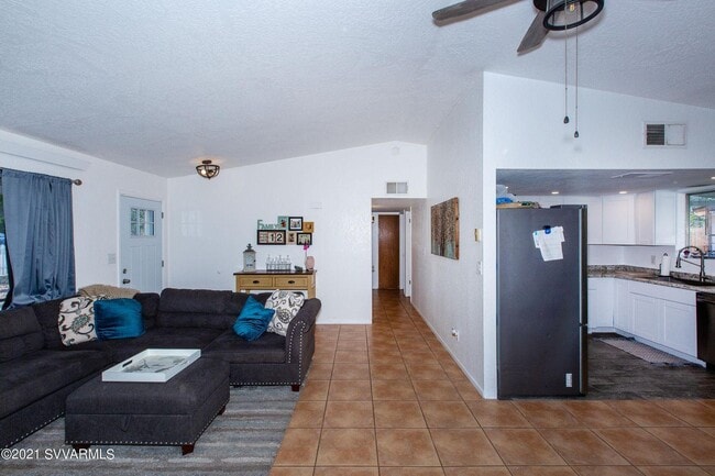 Building Photo - 552 E Lamarcia Dr