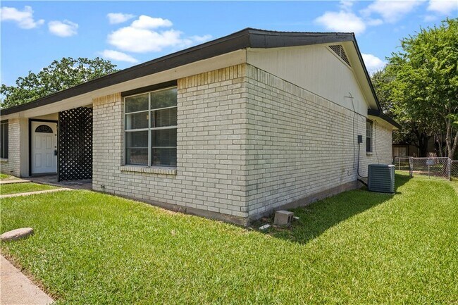 Building Photo - 1419 Hillside Dr