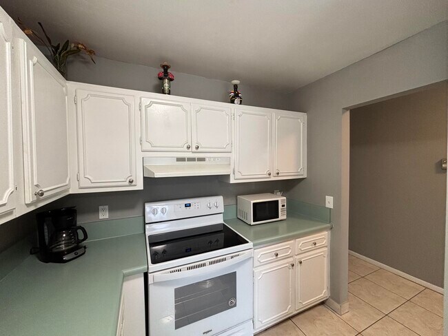 Building Photo - 1120 Boxwood Dr