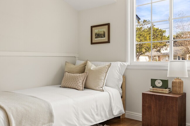 Building Photo - 2510 Santiago St