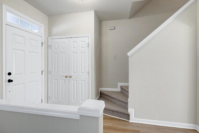 Building Photo - 812 Walnut Woods Dr