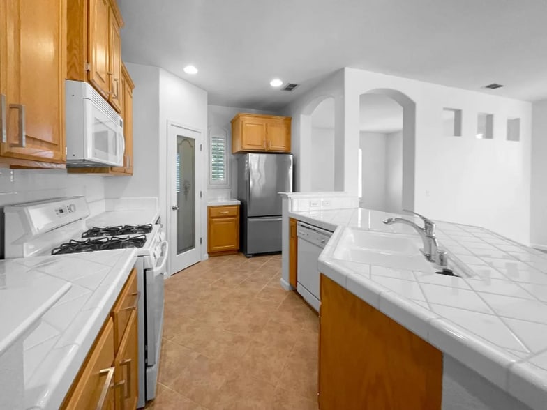 Building Photo - 9752 Sorrena Way