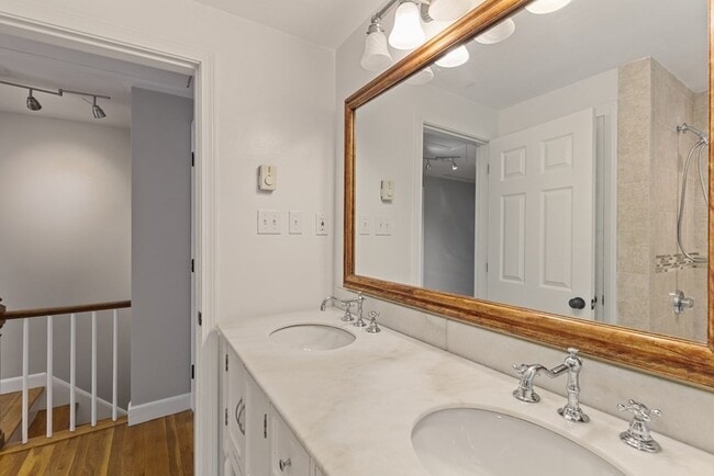 Building Photo - 159 Bedford St