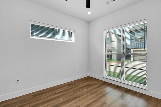 Building Photo - 1541 Spaniel Ave