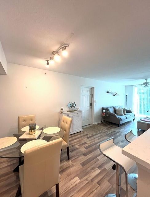 Building Photo - 713 Villa Cir