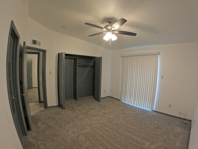 Building Photo - 2717 Fairway Dr