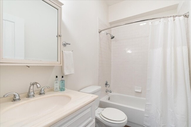 Building Photo - 1411 10th Ave N