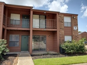 Building Photo - 904 University Oaks Blvd
