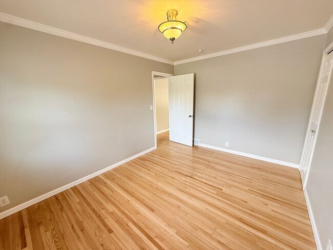 Building Photo - Spacious 4 Bed, 2 Bath Home – Perfect for Families or Roommates