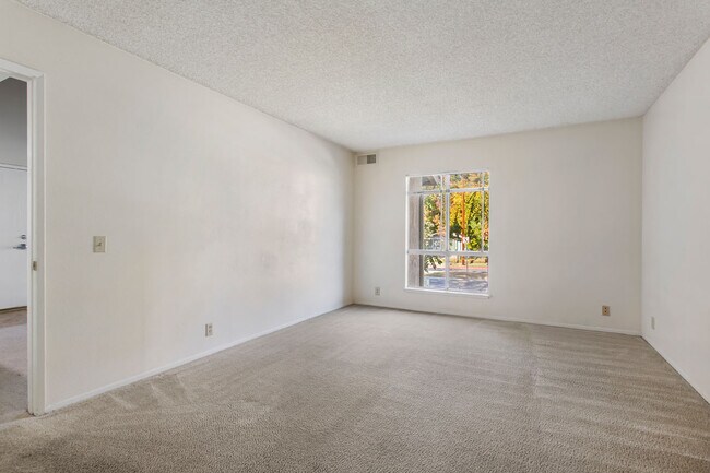 Building Photo - Stunning Bright and Completely Remodeled A...