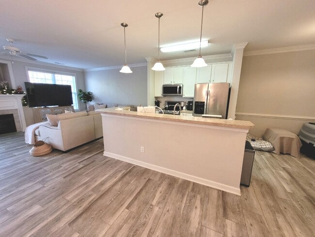 Building Photo - Gorgeous Townhome-Style Condo in Virginia Beach!