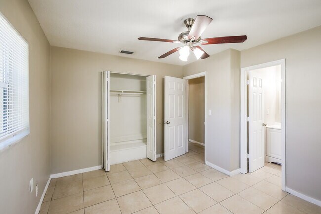 Building Photo - 841 NE 51st Ct