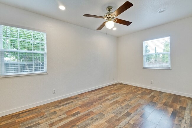 Building Photo - I Street