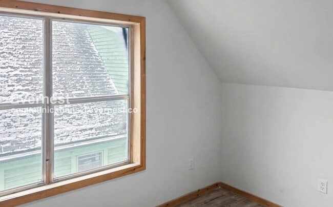 Building Photo - 1 Bed, 1 Bath with Off-Street Parking / Pet-Friendly / Vouchers Accepted / Available Now!