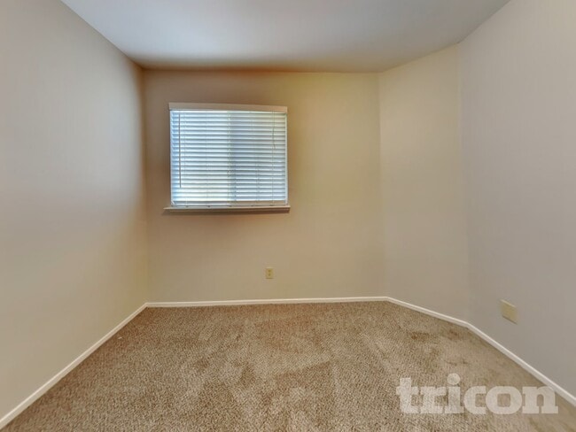 Building Photo - 1872 Little John Way