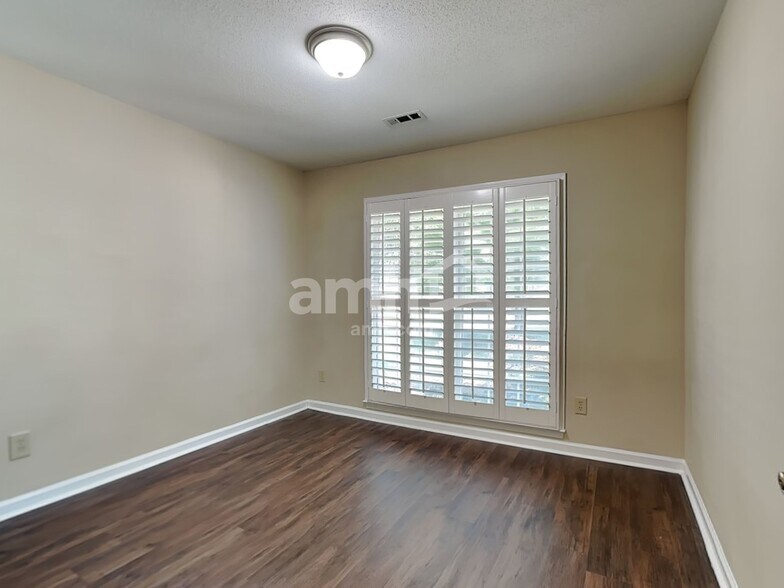 Building Photo - 3109 Southampton Dr