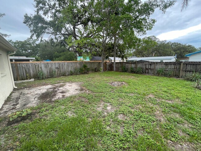 Building Photo - Charming 3-Bedroom Home with 1 Bath and 1-...
