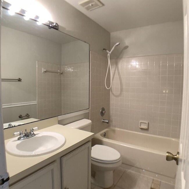 Building Photo - 9530 Darien Ave