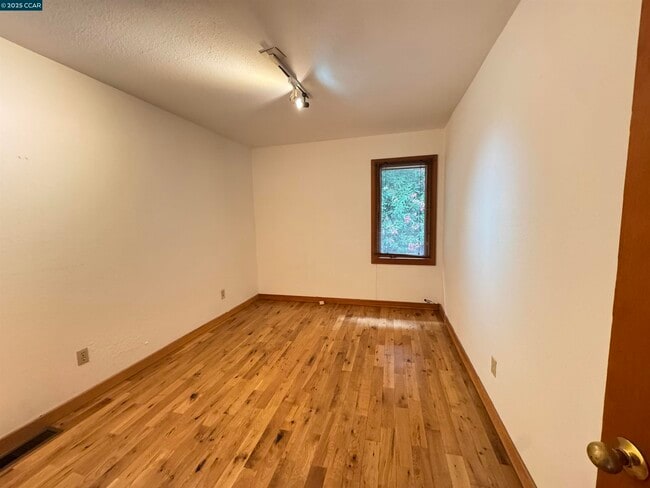 Building Photo - 1139 Sierra Vista Way