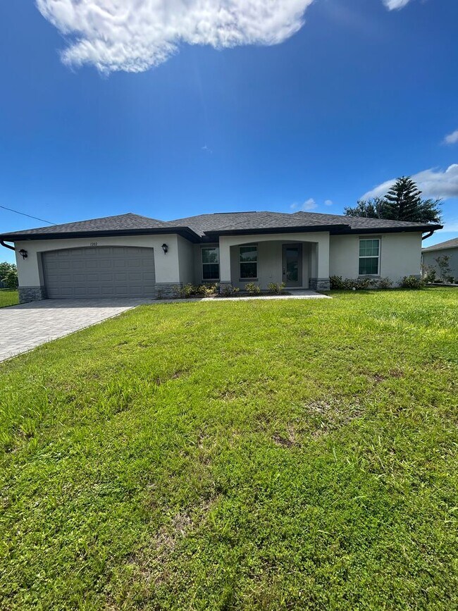 Building Photo - 4 Bedrooms 2 Baths Single-Family Home in C...