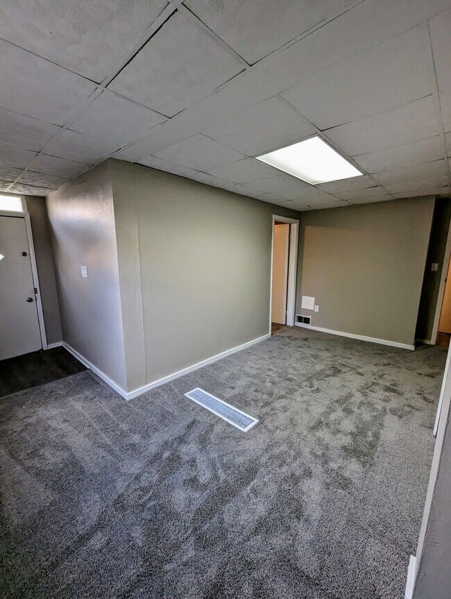 Building Photo - Newly Renovated 1 Bed, 1 Bath Apartment in Greenfield w/ Bonus Room - Convenient Location - Avail...