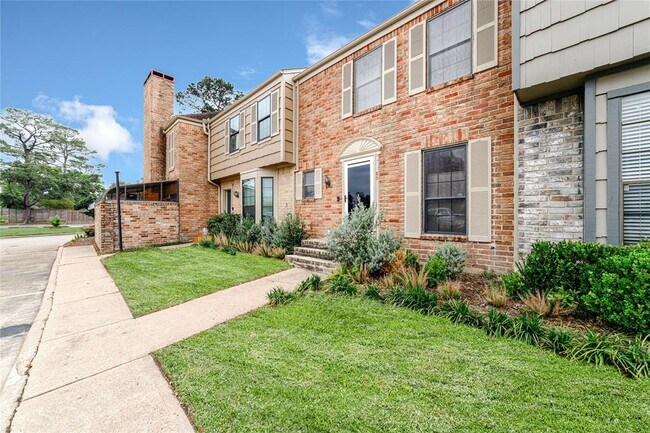 Building Photo - 7505 Memorial Woods Dr