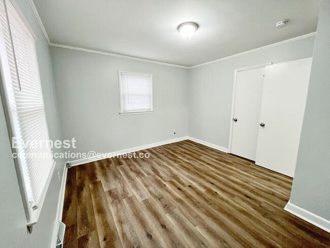 Building Photo - 708 Park Dr