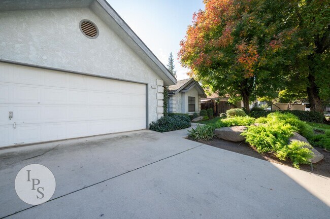 Building Photo - North West Fresno Home, 3BR/2BA, 1878sf, N...