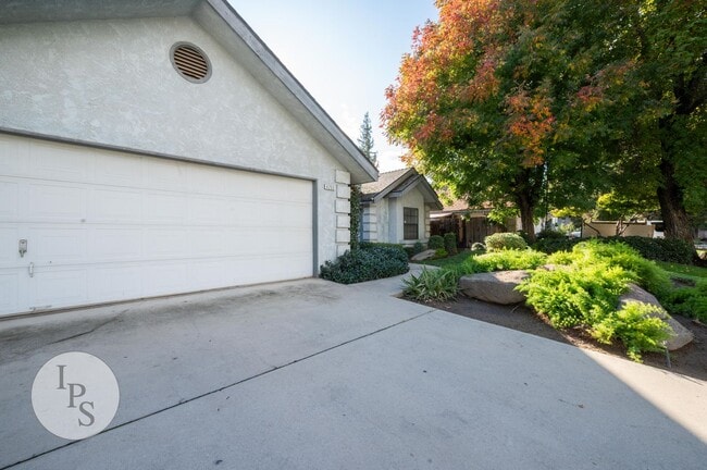 Building Photo - North West Fresno Home, 3BR/2BA, 1878sf, NEW CARPET - Lots of Amenities!