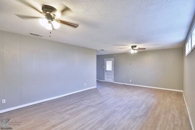 Building Photo - Complete update! 3 bed, 2 bath, 2 living, ...