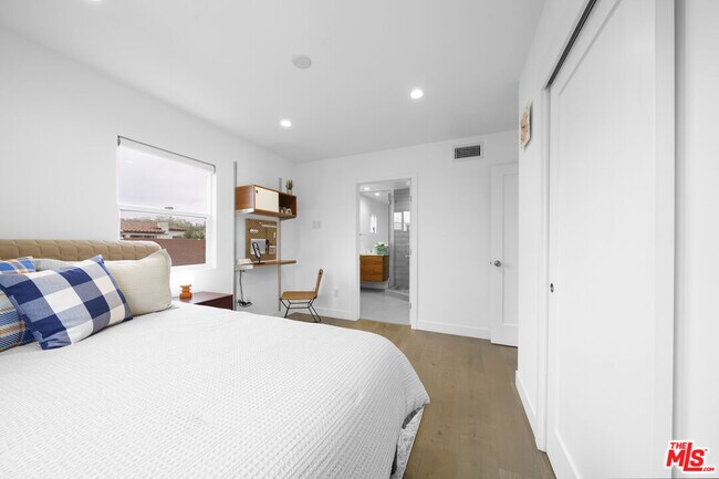 Building Photo - 848 N Las Palmas Ave