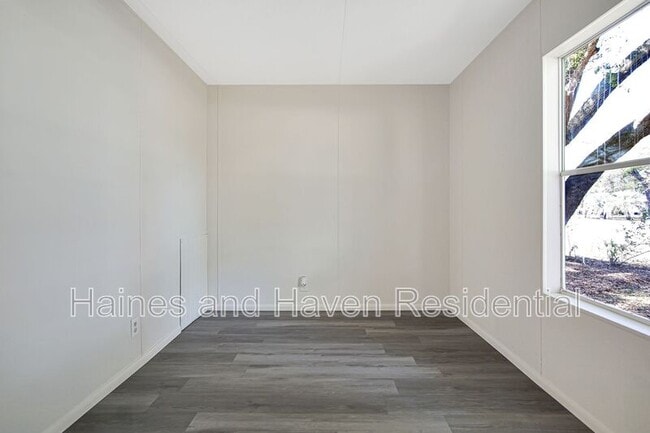 Building Photo - 322 Clearwater Lake Dr