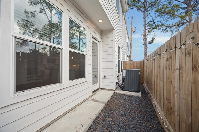Building Photo - 2333 Hoskins Dr