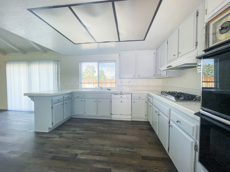 Spacious Kitchen - 25770 Mariposa St