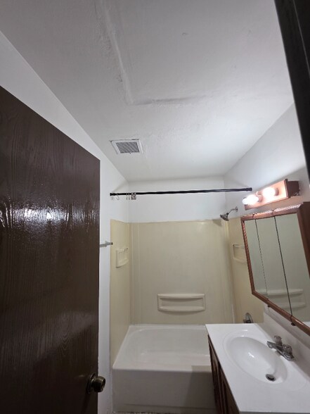 Building Photo - 1525 Norway Ln