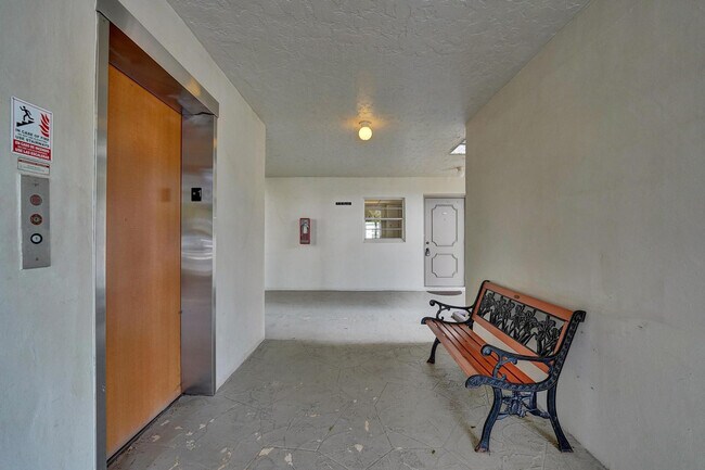 Building Photo - 9440 Poinciana Pl