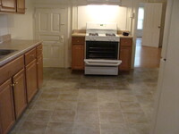 Building Photo - 3 Bedroom 2nd & 3rd Floor Apartment Near R...