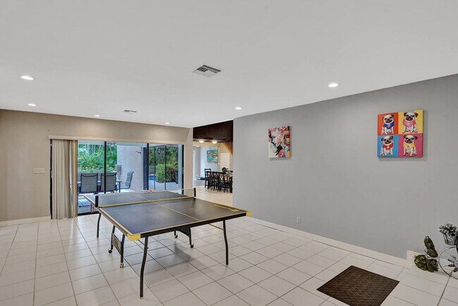 Building Photo - 4024 S Cypress Dr